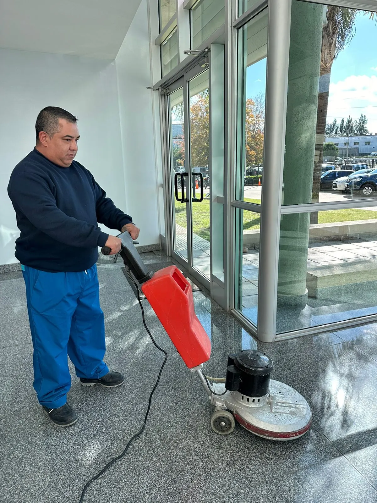 Encerado de piso con máquina industrial